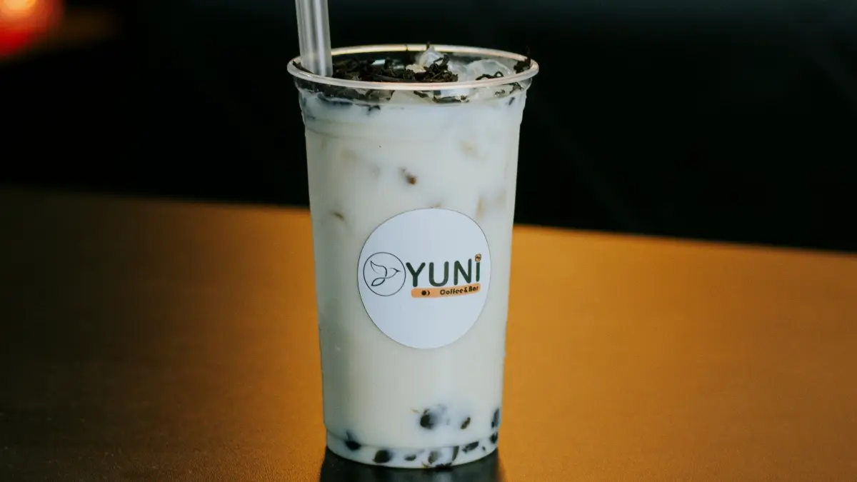 Minuman boba mengandung gula dalam jumlah yang berbeda-beda, bergantung pada ukuran, tingkat kemanisan, bahan dasar, dan topping yang digunakan. Penelitian terhadap satu porsi milk tea dengan tapioka menemukan kandungan sekitar 38 gram gula. (Pexels/Vitor Diniz)
