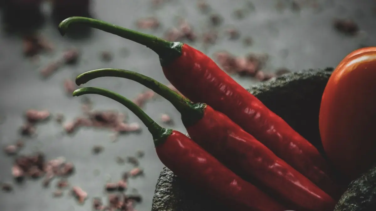 Cabai, bawang, dan daun aromatik membutuhkan cara penyimpanan berbeda. Pengaturan suhu, kelembapan, dan wadah yang tepat dapat membantu mempertahankan kualitas bumbu lebih lama. (Pexels/Adhitya Rizky)