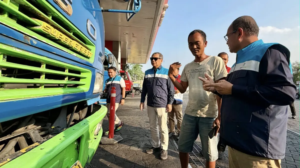 Kendaraan towing atau car carrier saat beraktivitas di sekitar SPBU. Pertamina Patra Niaga telah mengoordinasikan usulan akses pembelian BBM subsidi bagi kendaraan towing dengan BPH Migas pada 30 September 2026. Usulan tersebut saat ini masih dalam proses evaluasi regulator. (Pertamina)