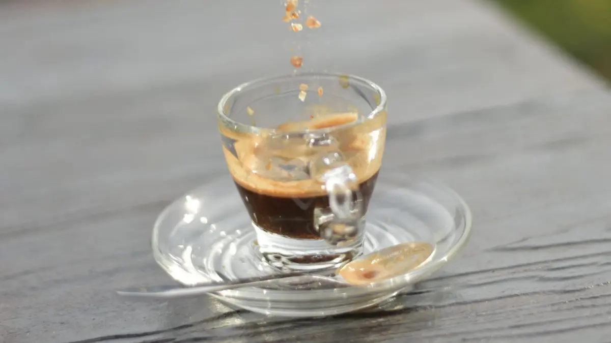 Konsumsi gula dari kopi, teh, dan minuman lainnya dapat terakumulasi sepanjang hari. Kementerian Kesehatan menganjurkan konsumsi gula tidak lebih dari 50 gram per orang per hari. (Pexels/Attaporn Lholamlert)