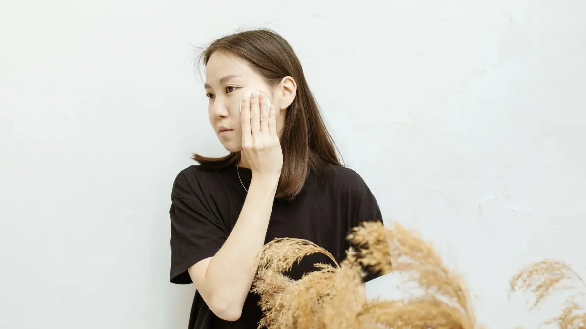 Seorang perempuan membersihkan riasan mata. Maskara sebaiknya dihapus dengan lembut sebelum tidur untuk menjaga kebersihan area mata dan kelopak. (Pexels/Polina Tankilevitch)