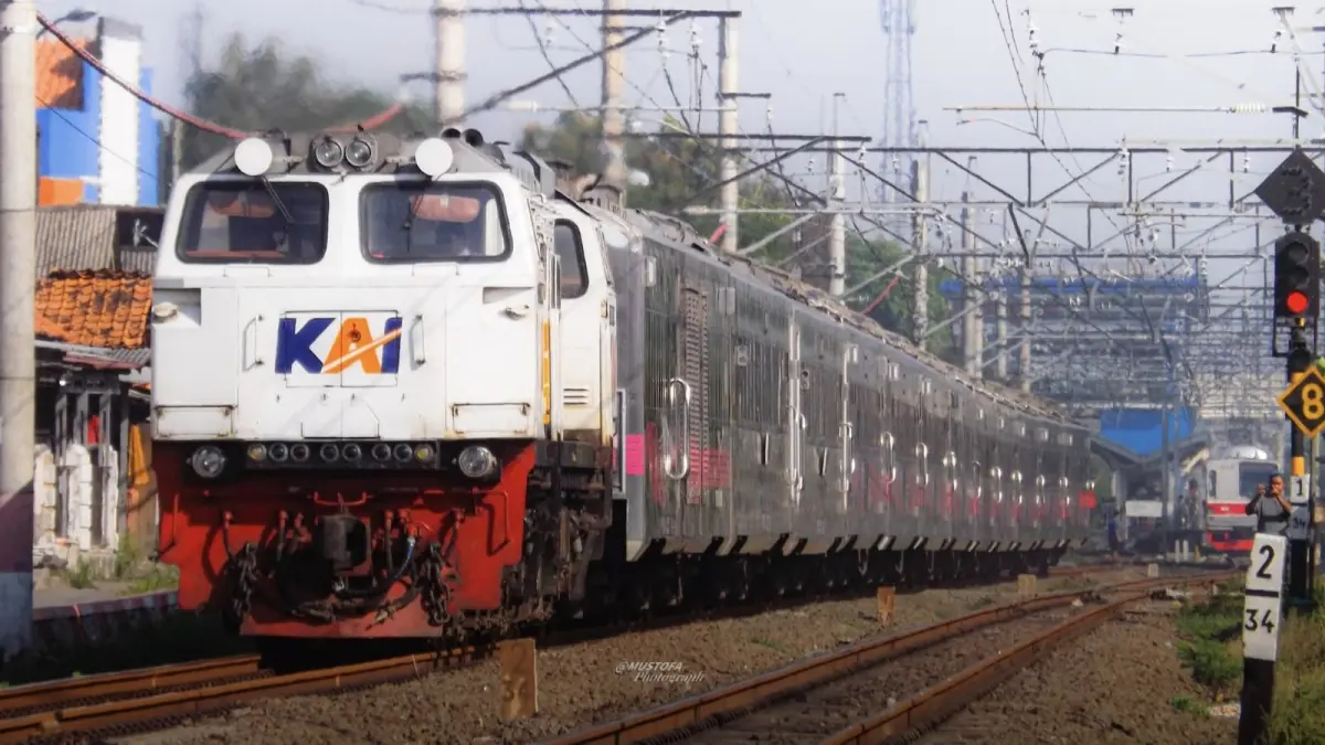 Petugas melakukan pemeriksaan prasarana perkeretaapian di wilayah Bekasi. KAI menindaklanjuti enam rekomendasi keselamatan KNKT setelah investigasi tabrakan KA Argo Bromo Anggrek dan KA 5568A Commuter Line di Stasiun Bekasi Timur. (Warga bks/Wikimedia Commons)