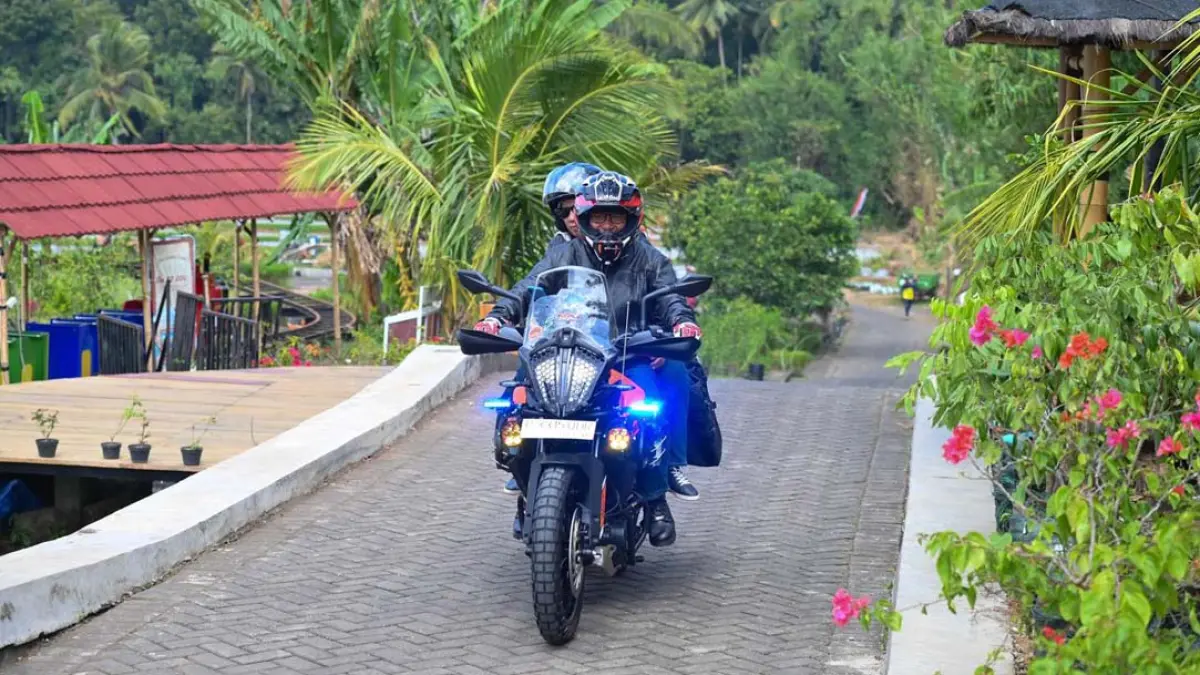 Abdul Kadir bersama istri, Nunuk Sri Rahayu, saat menjajal kendaraannya di kawasan Agro Wisata Tamansuruh pada 22 Agustus lalu. (Ramada Kusuma/Radar Banyuwangi)