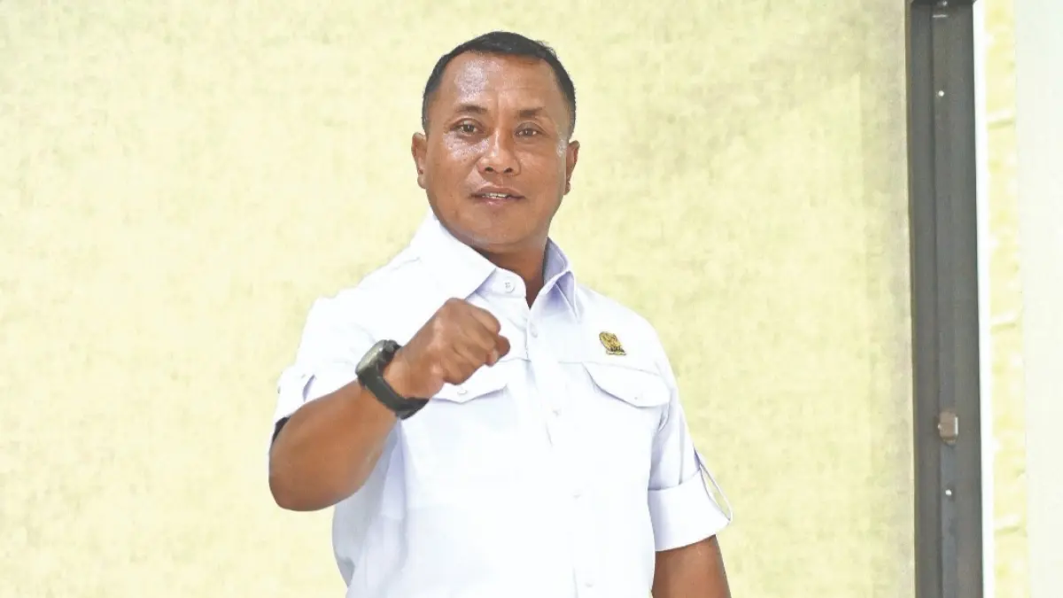 Ketua BK DPRD Banyuwangi Suwito memberikan keterangan terkait keputusan menonaktifkan ADR dari seluruh kegiatan kedewanan selama menjalani proses rehabilitasi. (Istimewa)