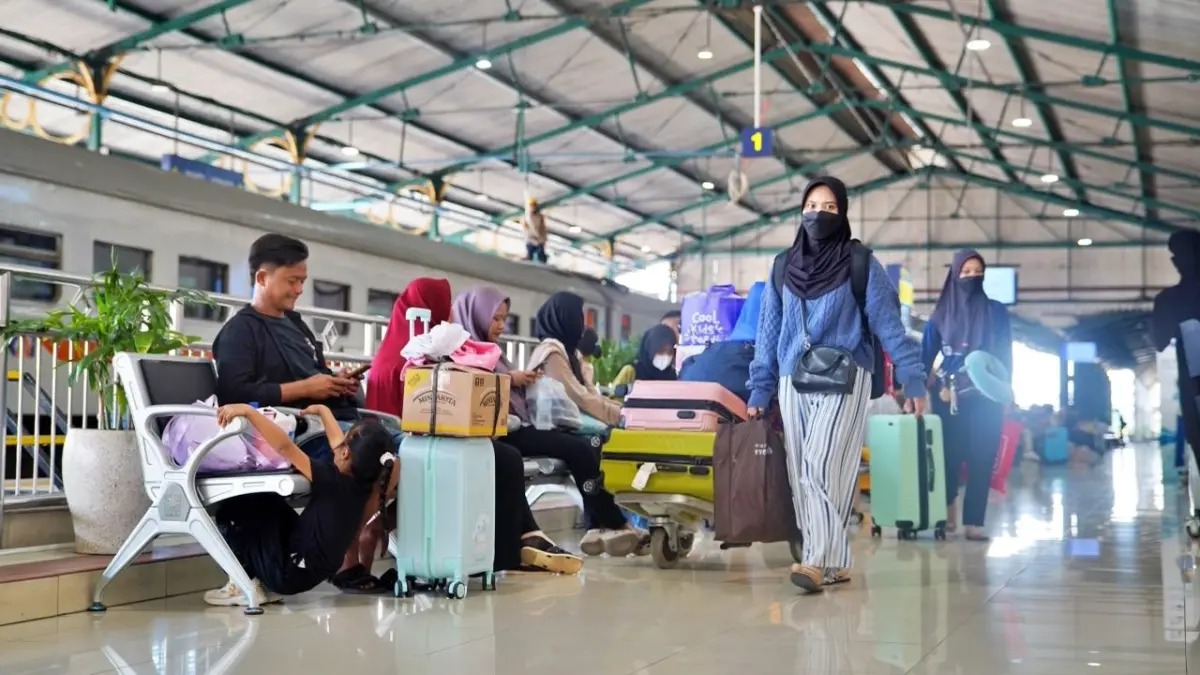 Penumpang membawa barang bawaan saat akan menggunakan layanan kereta api di wilayah Daop 7 Madiun. KAI mengingatkan pelanggan bahwa fasilitas bagasi gratis dibatasi maksimal 20 kilogram, sedangkan powerbank yang dibawa maksimal berkapasitas 100 Wh. (KAI)