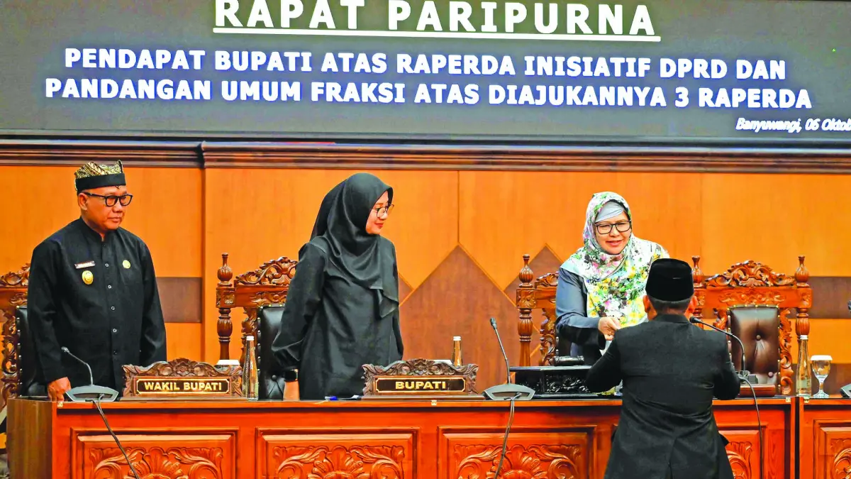 RANGKAIAN PEMBAHASAN: Anggota DPRD Patemo menyerahkan dokumen PU Fraksi PDIP kepada Wakil Ketua DPRD Banyuwangi Siti Mafrochatin Ni’mah disaksikan Bupati Ipuk Fiestiandani dan Wabup Mujiono pada rapat paripurna di gedung dewan Selasa (6/10). (RAMADA KUSUMA/RABA)