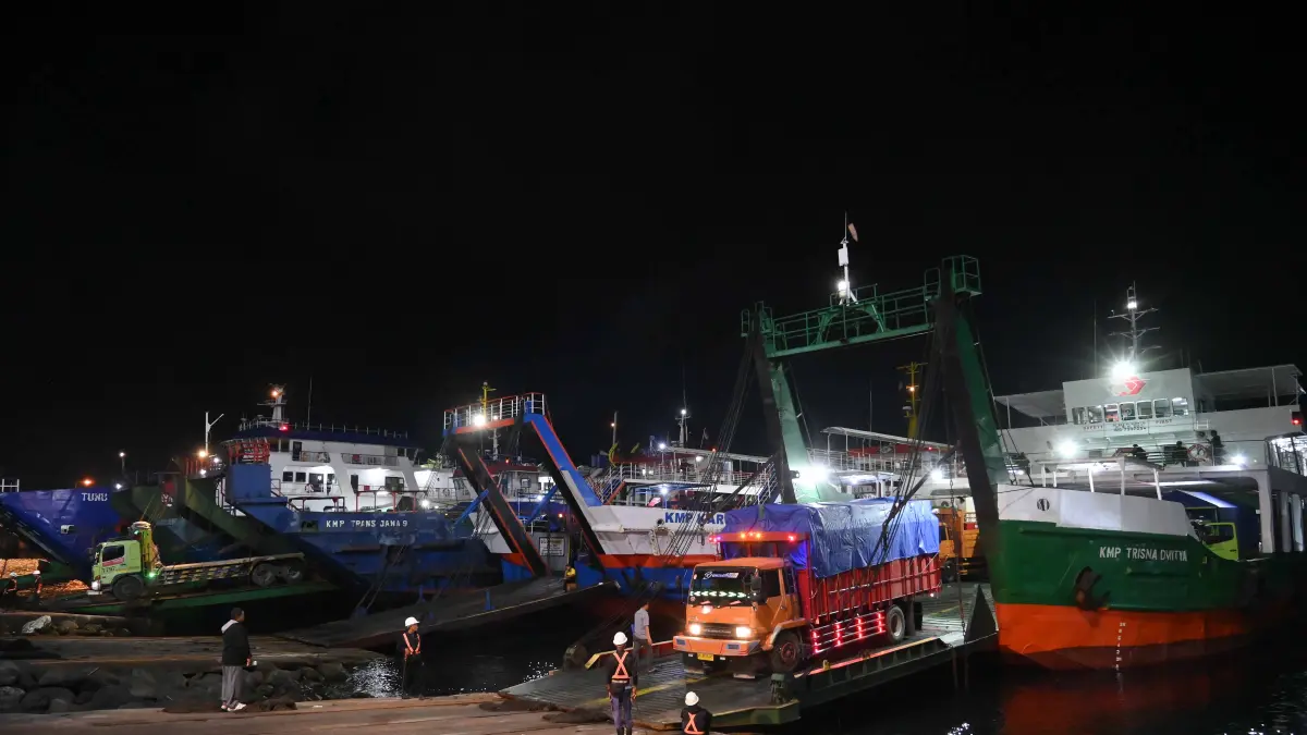 TURUN DARI KAPAL: Berdasarkan skema baru, kendaraan kecil dan truk sedang diarahkan melalui dermaga MB I, II, dan III. Kendaraan logistik berukuran besar, termasuk truk berat yang berbobot di atas 20 ton, akan dilayani khusus melalui dermaga LCM dan MB IV. (RAMADA KUSUMA/RABA)