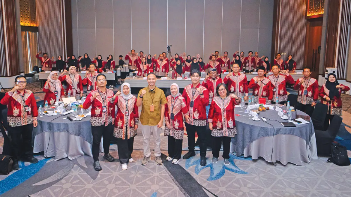 Ketua Perpenas Yunita Iliana (depan dua dari kiri) bersama Direktur BPH Perpenas Fariz Hilman Perdana (kiri) dan Rektor Untag Banyuwangi Yovita Vivianti (kanan) bersama narasumber dalam rangkaian peluncuran Portal SPMB Terpadu Tahun Ajaran 2027/2028 di Blambangan Ballroom Kokoon Hotel Banyuwangi, Rabu (7/10). (Foto: Perpenas Banyuwangi)