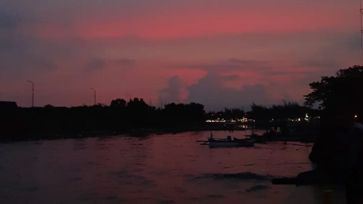 Langit berubah menjadi jingga dan merah menjelang Matahari terbenam karena cahaya harus melewati lapisan atmosfer yang lebih panjang. Cahaya biru lebih banyak dihamburkan, sedangkan warna berpanjang gelombang lebih panjang menjadi lebih dominan. (Meivira untuk Radar Banyuwangi)