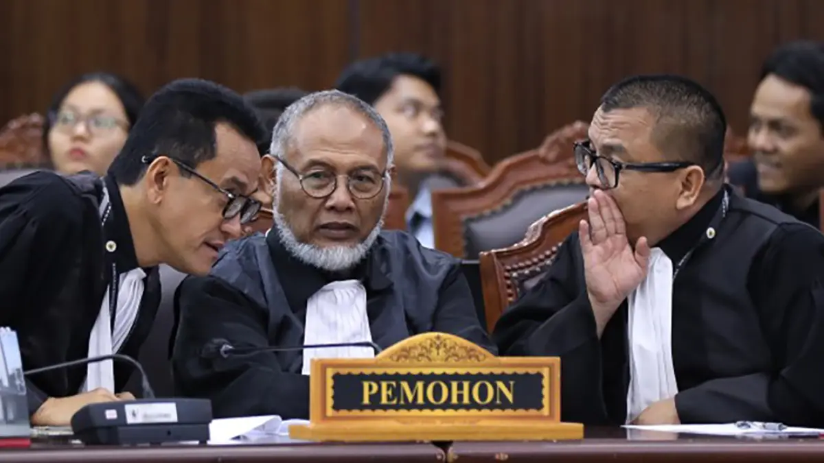Kuasa Hukum Pemohon Refly Harun bersama Bambang Widjojanto dan Pemohon Denny Indrayana saat mengikuti sidang pengucapan putusan sengketa Perselisihan Hasil Pemilihan Umum Presiden dan Wakil Presiden, Selasa (06/10) di Ruang Sidang MK. (Foto Humas KPK/Ifa)
