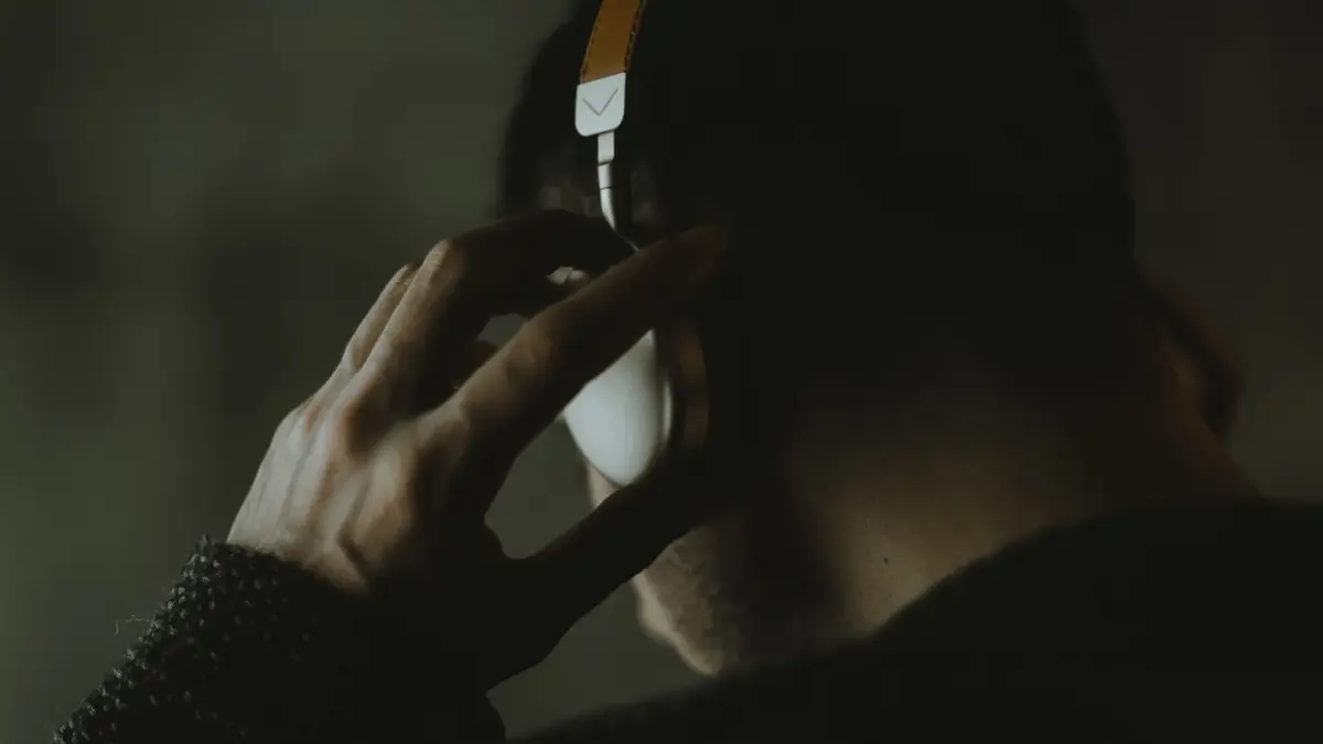 Mendengarkan musik dengan headphone pada volume tinggi dalam waktu lama dapat meningkatkan risiko gangguan pendengaran. (Pexels/Sami Aksu)