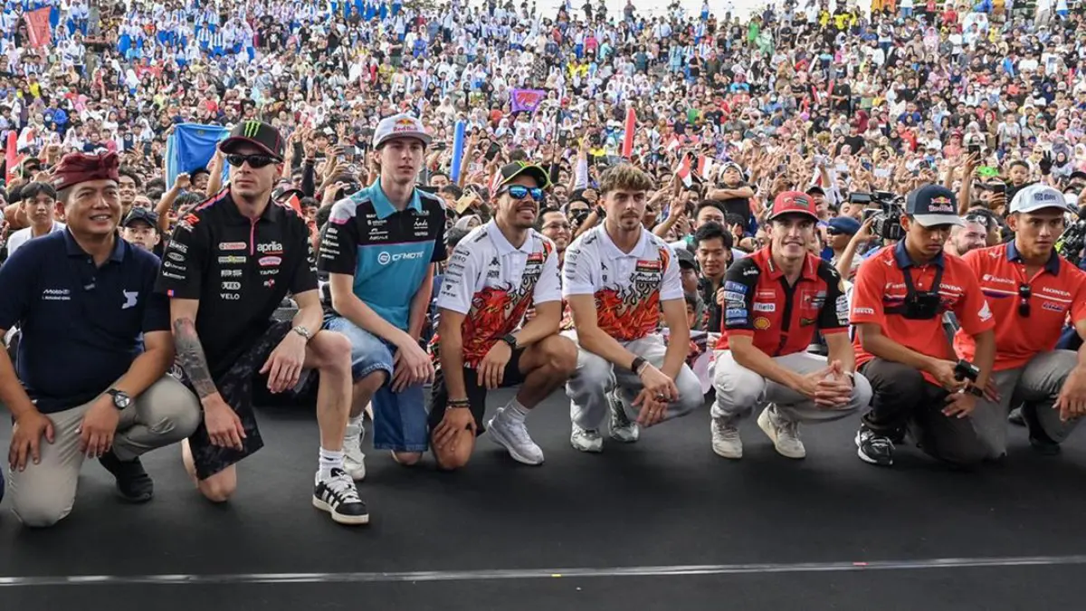 Mario Suryo Aji, Veda Ega Pratama, Marc Marquez, Fabio Di Giannantonio, Franco Morbidelli, Maximo Quiles, Marco Bezzecchi dan Gubernur NTB Lalu Muhamad Iqbal berfoto bersama usai mengikuti MotoGP Riders Parade di Jalan Udayana, Mataram, NTB. (ANTARA FOTO/Ahmad Subaidi/tom)
