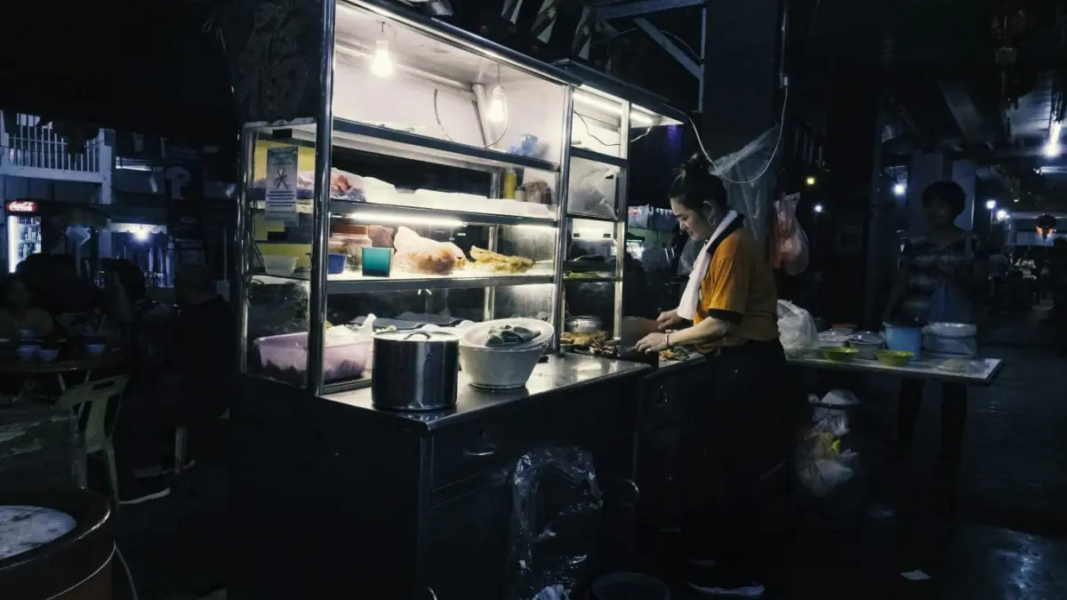Ilustrasi aktivitas kuliner malam yang dapat menjadi referensi pengembangan kawasan perdagangan dan wisata. (James Lo/Unsplash)