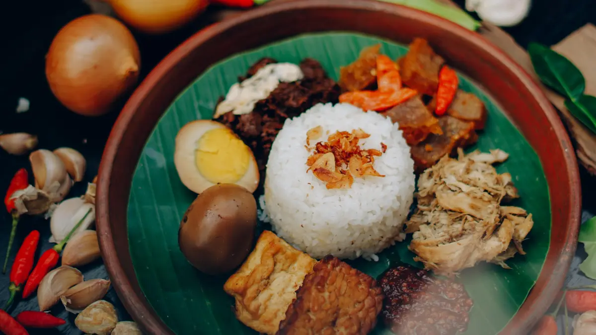 Ilustrasi menu rumahan berbahan telur dan tempe yang disajikan bersama nasi serta sambal. (Zero Pamungkas/Pexels)