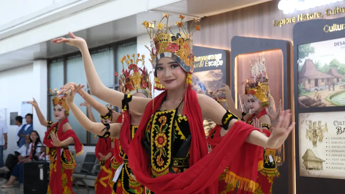 Penari gandrung di Stasiun Ketapang, Banyuwangi. (KAI)