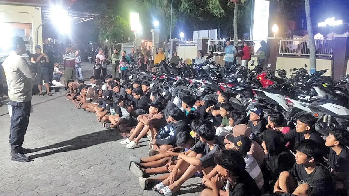 Puluhan remaja diberi pembinaan oleh polisi di Mapolsek Muncar, Rabu malam (7/10). (Suharto for Radar Banyuwangi)