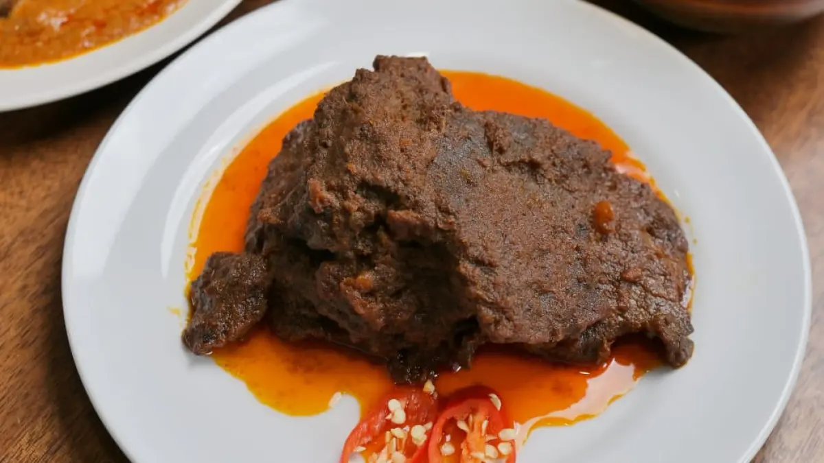 Rendang sapi menjadi salah satu lauk utama dalam sajian nasi Padang dengan aneka pendamping. (anggit priyandani/Pexels)
