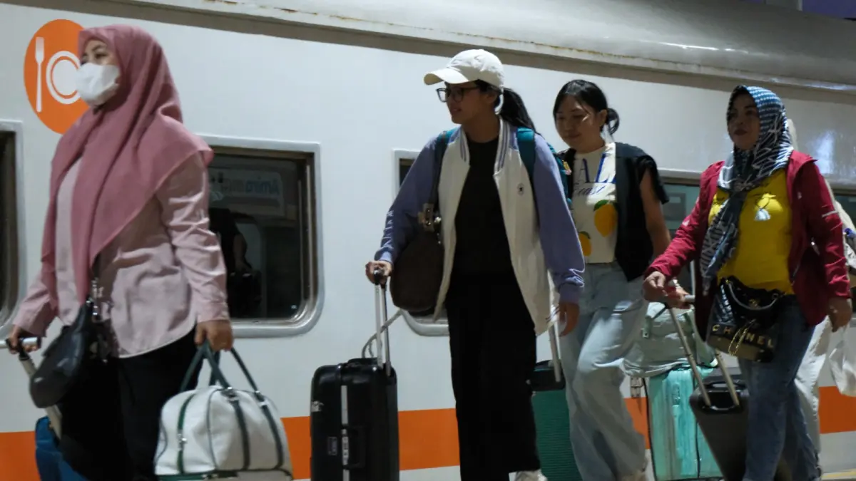 Kereta api melayani perjalanan penumpang di Banyuwangi. Wilayah tersebut menyumbang volume penumpang terbesar di Daop 9 Jember selama Januari–September 2026. (KAI)