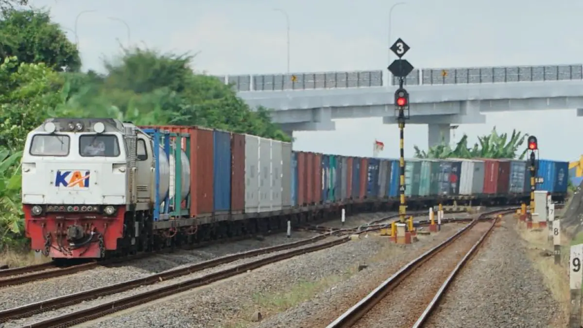 Kereta api pengangkut peti kemas. (KAI)