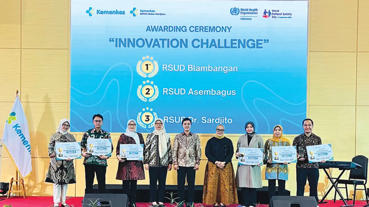 Plt Direktur RSUD Blambangan Dr dr Asiyah (tiga dari kiri) menerima penghargaan Juara 1 National Patient Safety Innovation Challenge 2026 yang digelar Kementerian Kesehatan bersama WHO Indonesia dalam rangka peringatan World Patient Safety Day (WPSD) 2026. (Foto: RSUD Blambangan)