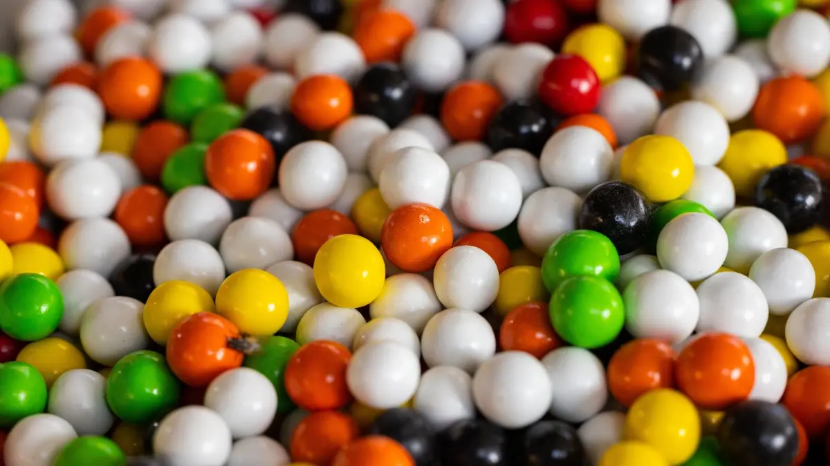 Aneka permen karet modern hadir dalam beragam warna dan rasa. Camilan tersebut memiliki sejarah panjang yang berkaitan dengan pemanfaatan getah pohon sawo. (Engin Akyurt/Pexels)