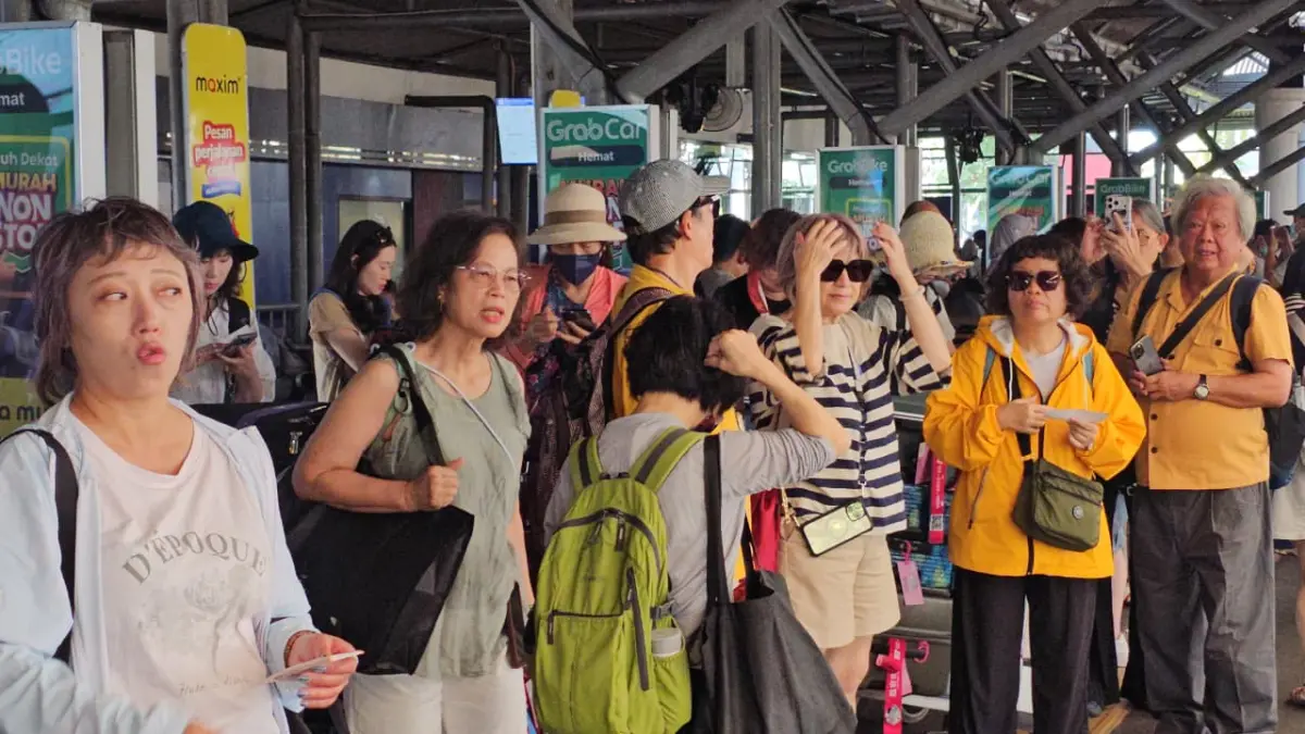 Penumpang WNA di peron Stasiun Surabaya Gubeng, Jawa Timur. (KAI)