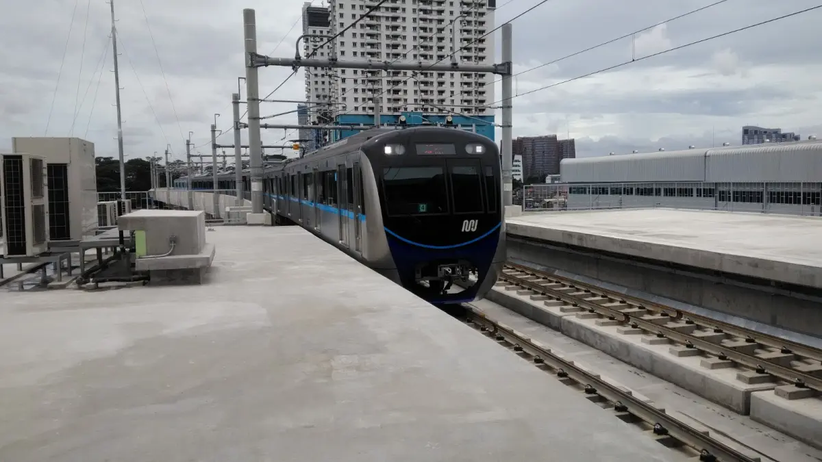 Kereta MRT Jakarta tiba di Stasiun Lebak Bulus, Jakarta Selatan, dalam foto arsip 19 Maret 2019. Rencana perpanjangan jalur menuju Serpong, Tangerang Selatan, masih menunggu hasil studi kelayakan pada Desember 2026. (Syaifan Bahtiar Nirwansyah/Wikimedia Commons)