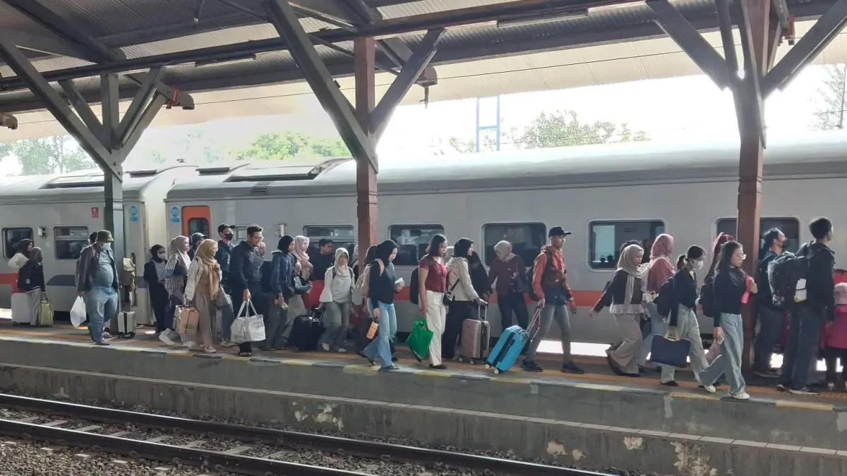 Aktivitas penumpang kereta api di peron stasiun. (KAI)