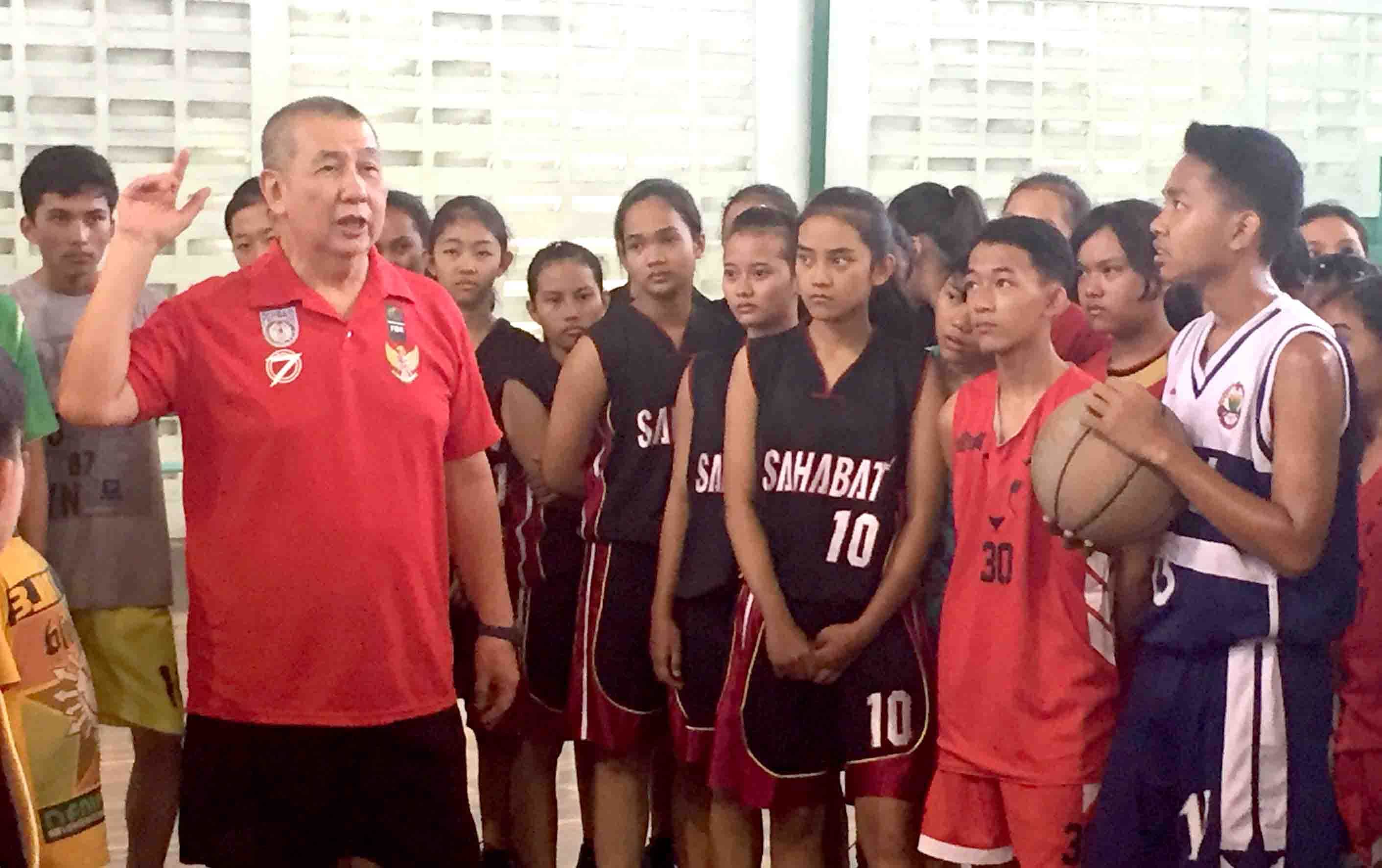 puluhan-pebasket-dilatih-trainer-nasional