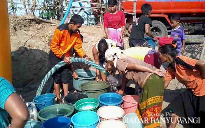 belasan-dusun-di-asembagus-kekeringan-warga-berebut-air-kiriman-bpbd