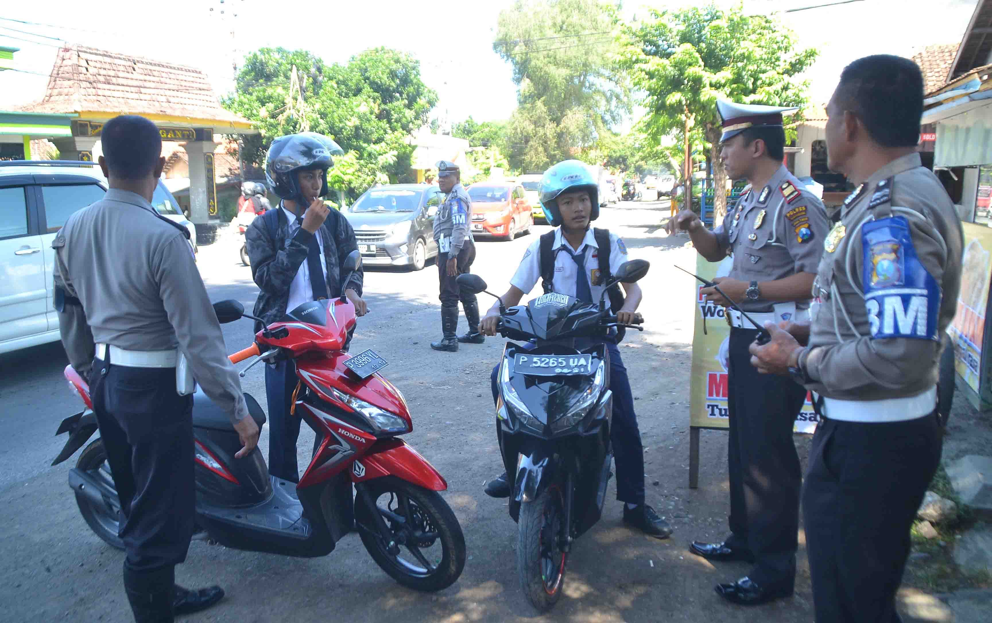 belum-punya-sim-nekat-naik-motor-pelajar-smp-ditilang
