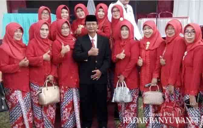 dharma-wanita-uptd-pendidikan-srono-sabte-juara-lomba-bola-voli-putri