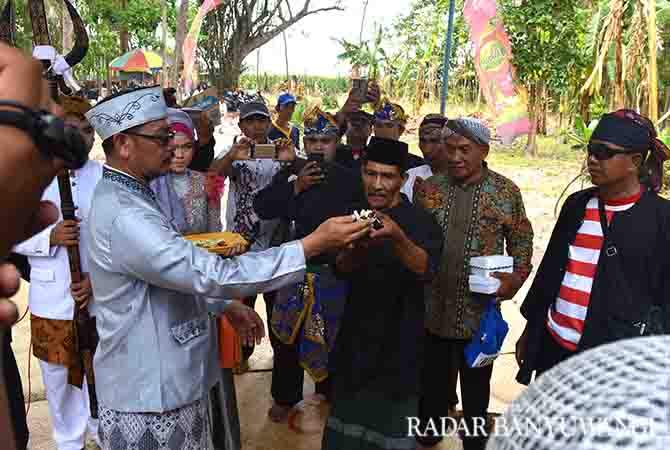 jadi-pelopor-wisata-religi-warga-desa-olean-kirab-pusaka