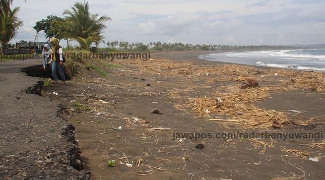 jalan-jelek-dan-pantai-lampon-ambrol-diterjang-ombak