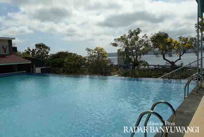kolam-renang-di-atas-bukit-dengan-view-selat-bali