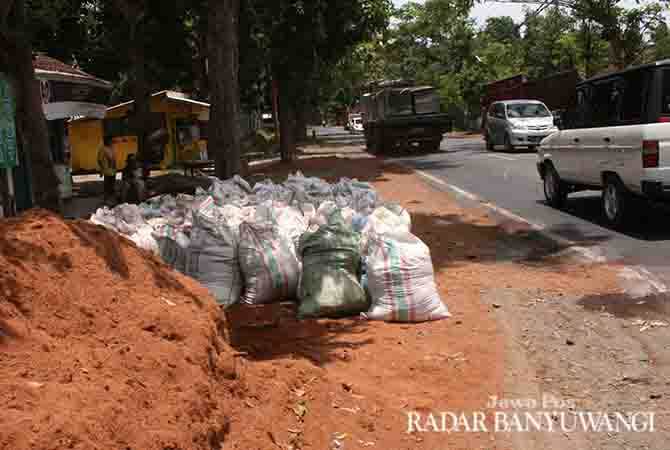 muatan-sabut-kelapa-ganggu-pengendara-jalan