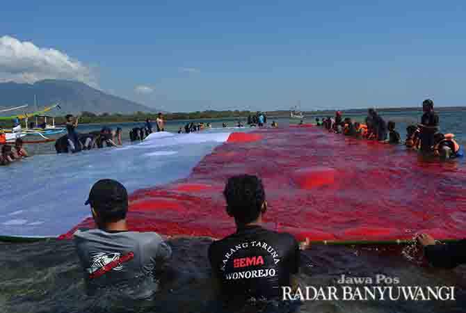 peringati-sumpah-pemuda-bentangkan-merah-putih-di-tengah-laut