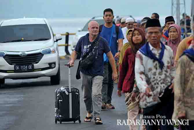 gunung-agung-terus-erupsi-ngurah-rai-lumpuh-ketapang-ramai