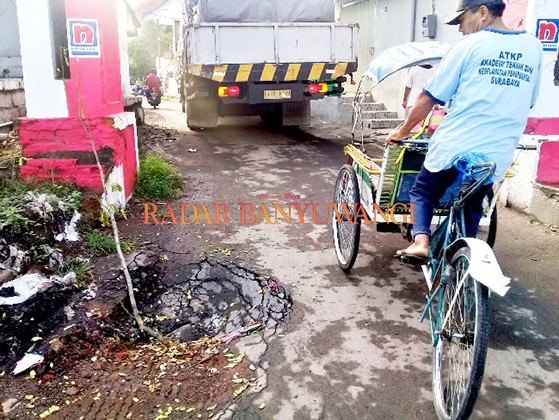 jalan-pasar-benculuk-ambles-semakin-parah