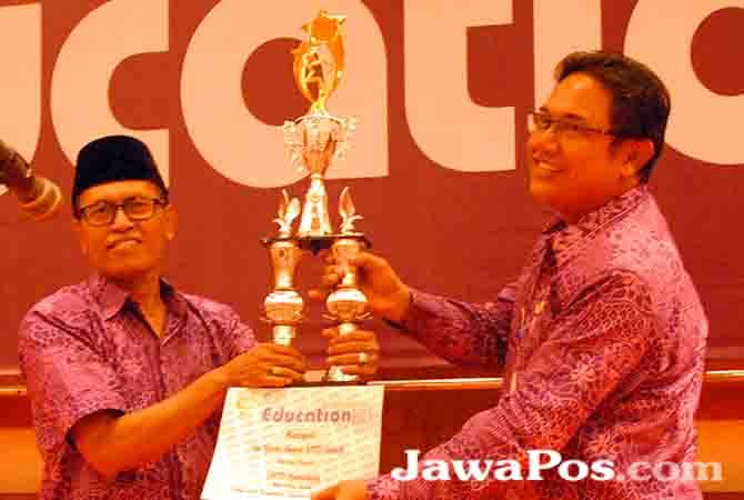 awarding-education-apresisasi-khusus-untuk-yang-peduli-pendidikan