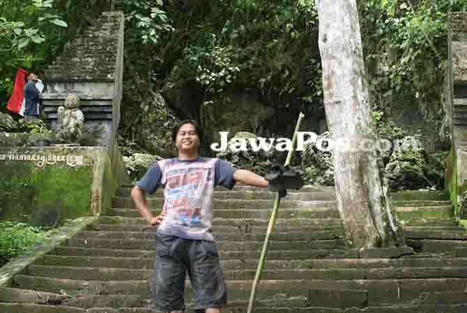 Jurnalis Jawa Pos Radar Banyuwangi berada di tangga menuju Goa Istana Taman Nasional Alas Purwo Banyuwangi