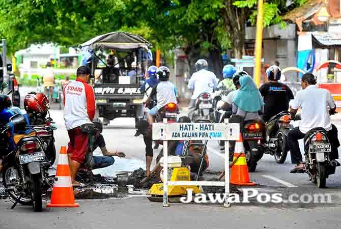 aspal-selalu-basah-ternyata-pipa-pdam-pecah