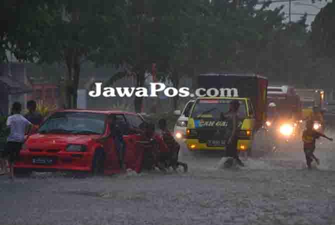 genangan-masuk-rumah-kendaraan-mogok-lalu-lintas-tersendat