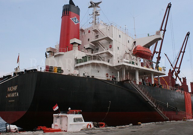 nadhif-mv-bongkar-46-ribu-ton-pupuk