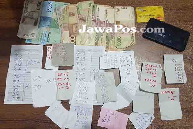 nomor-togel-ditulis-pada-sobekan-sobekan-kertas