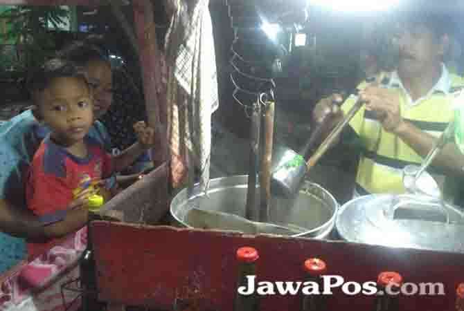 penjual-mie-ayam-ini-selalu-putar-lagu-daerah