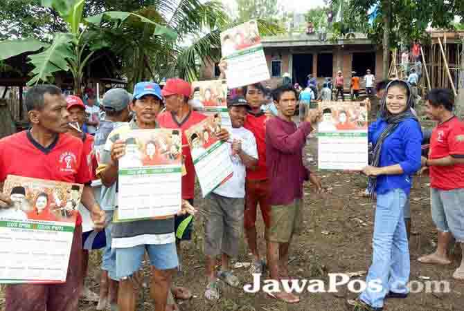 bantu-semen-pembangunan-ponpes-kader-pdip-bagikan-kalender-gusti