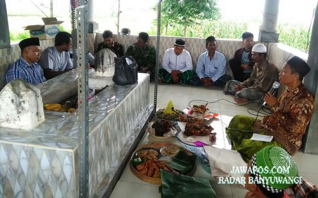 berdoa-di-makam-mbah-pande-supo-sembelih-kambing-hitam