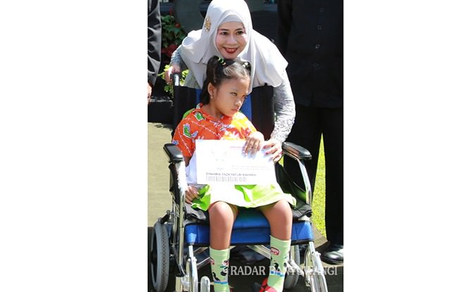 dewi-yull-semangati-anak-berkebutuhan-khusus