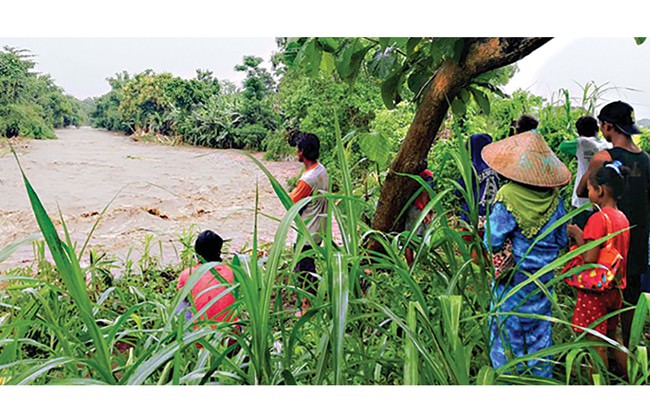 hujan-deras-warga-pantau-arus-sungai-bajulmati